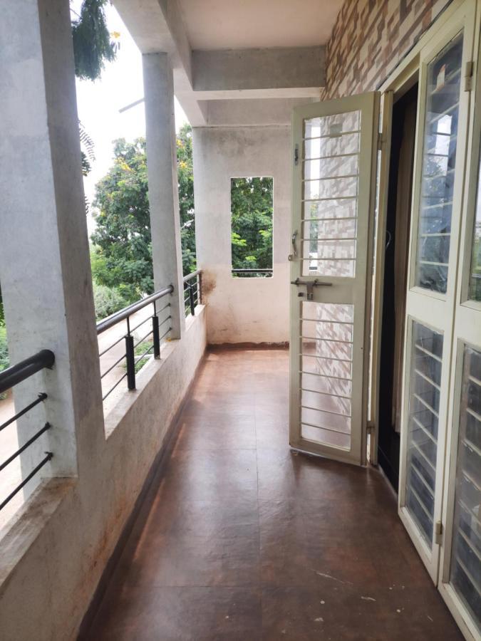 Rajlakshmi Niwas Apartment Solapur Luaran gambar